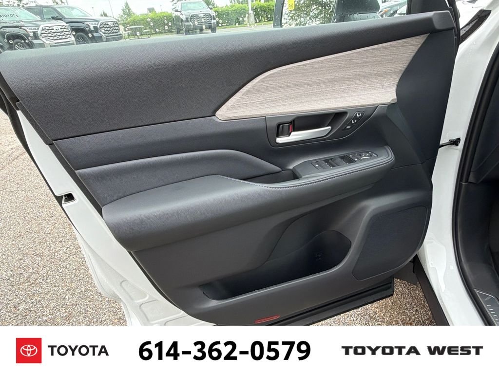 New 2026 Wind Chill Pearl Toyota Platinum image 16