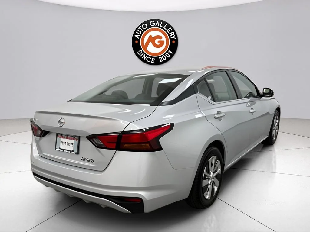 Used 2022 Silver Nissan 2.5 S image 3