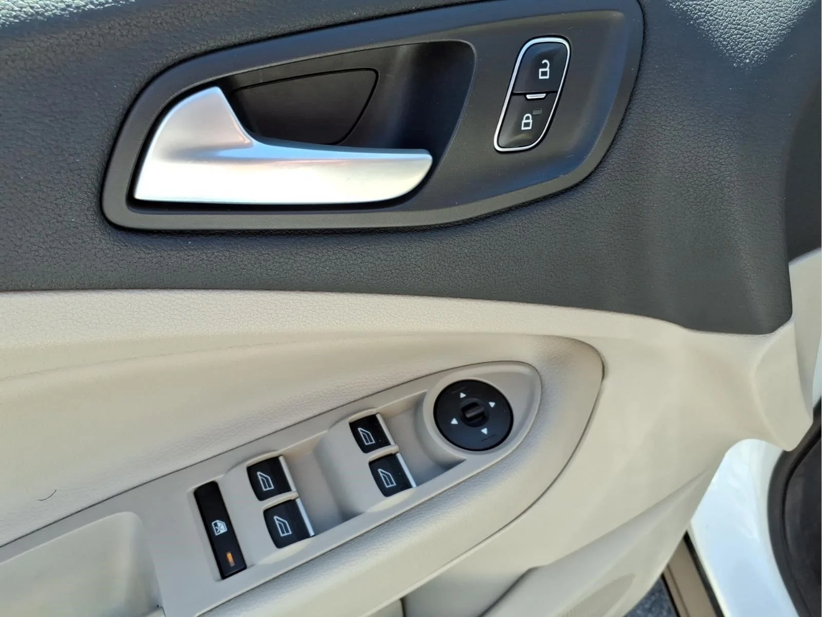 Used 2017 Oxford White Ford SE image 14