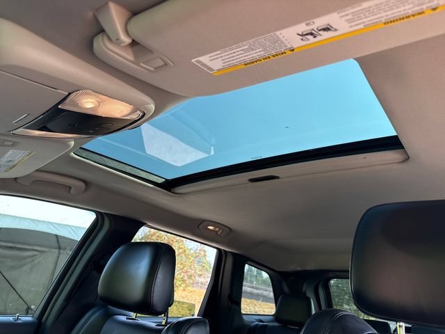 Used 2011 Blackberry Pearlcoat Jeep Laredo image 18