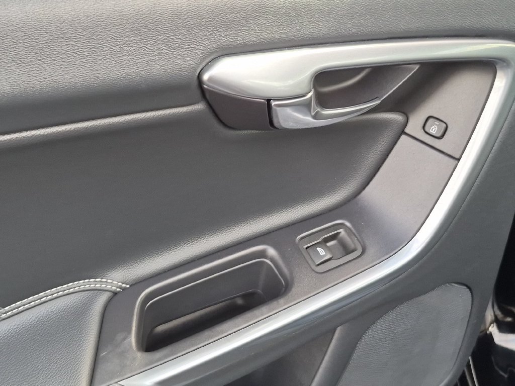 Used 2015 Black / Stone Volvo T6 image 17