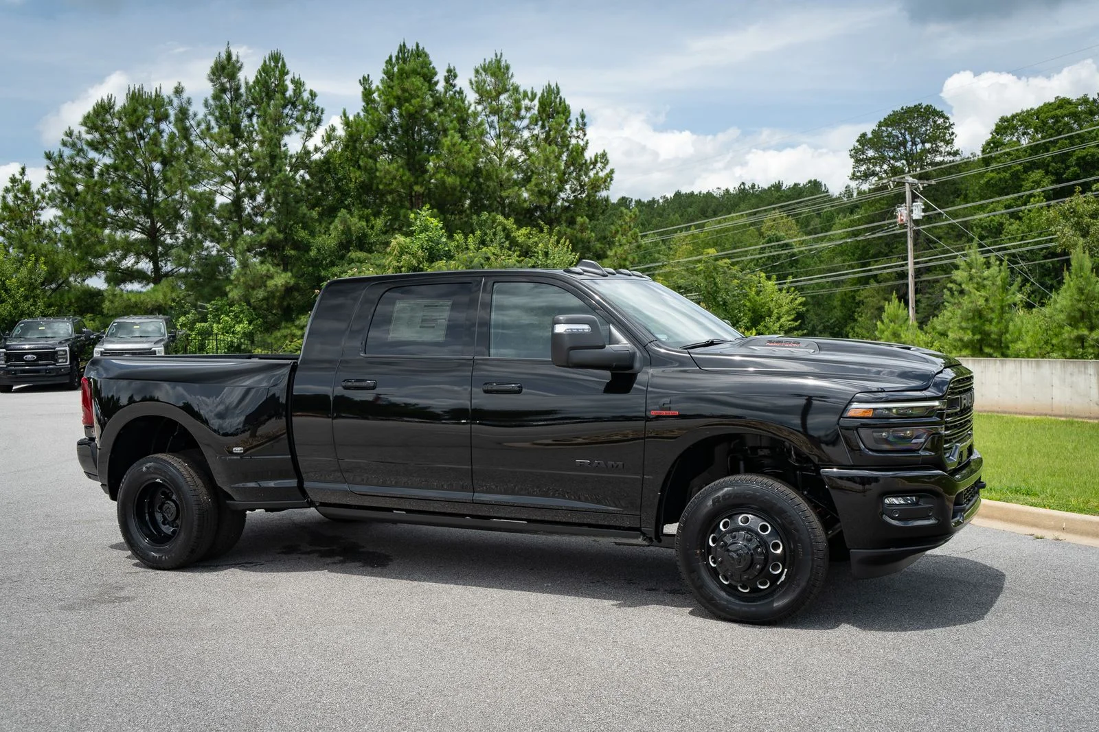 New 2026 Diamond Black Crystal Pearl-Coat Exterior Paint RAM Laramie image 21