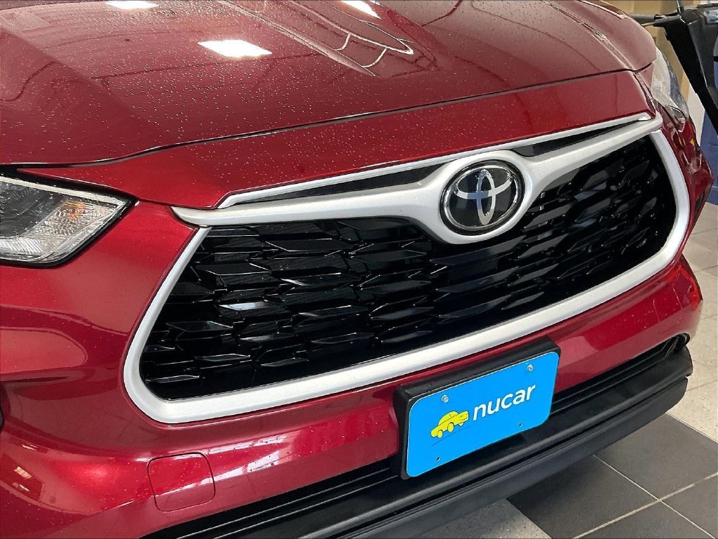 Used 2021 Pearl Toyota XLE image 32