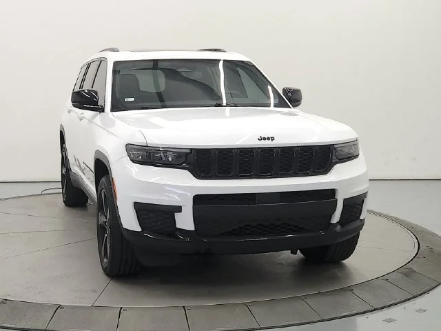 Used 2024 White Jeep Altitude X image 3