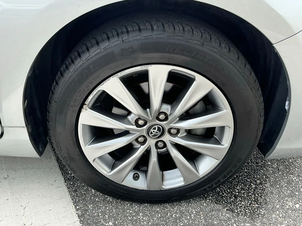 Used 2017 Silver Toyota XLE image 19