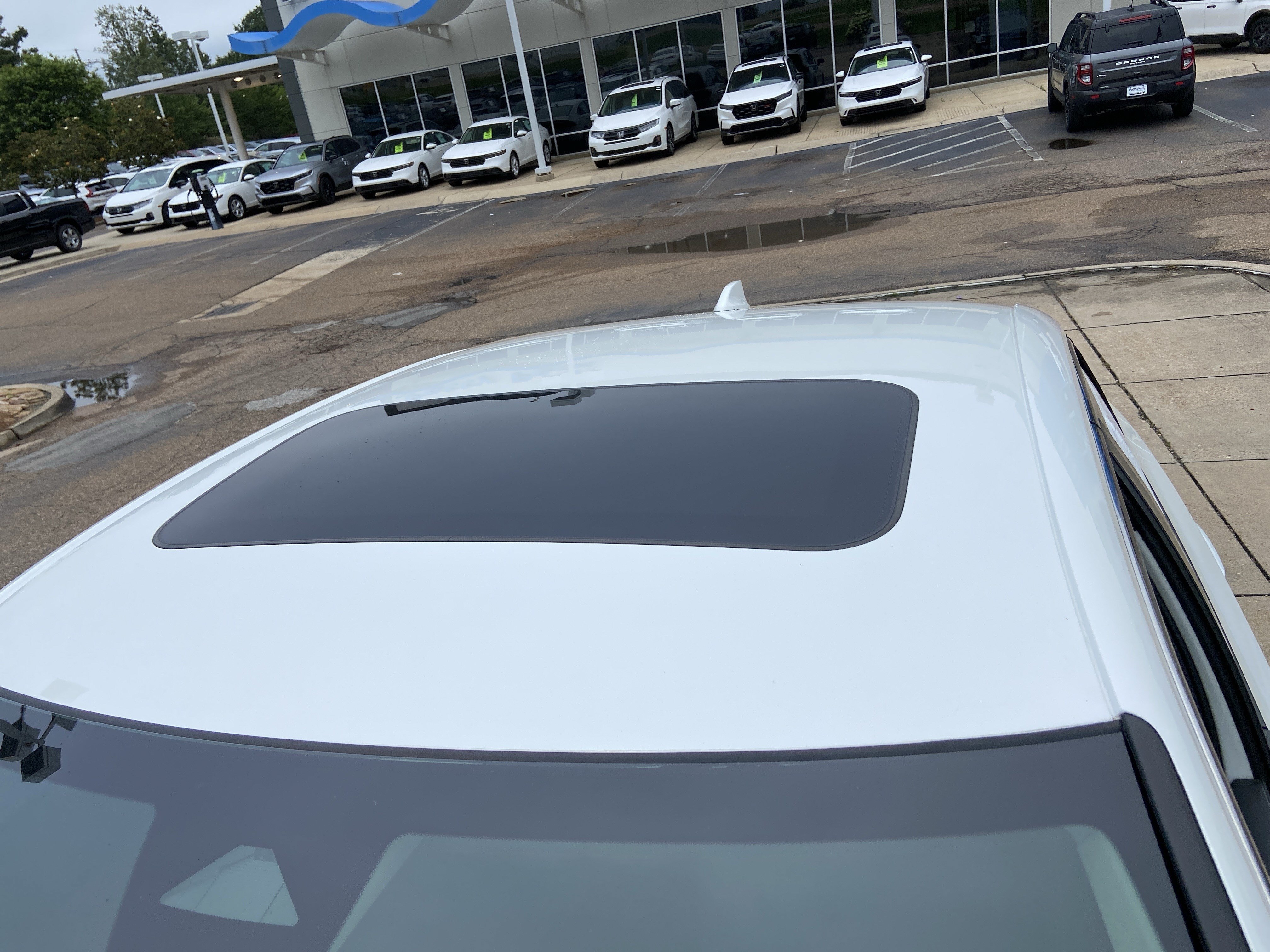 Used 2024 Platinum White Pearl Honda EX image 28