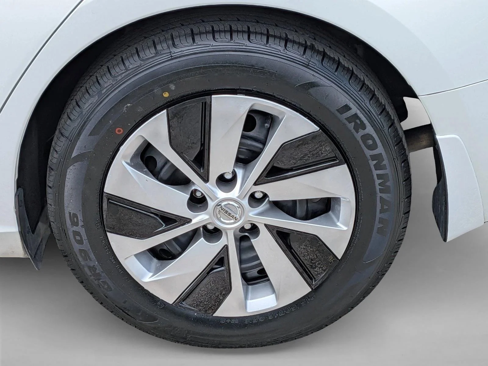 Used 2020 Glacier White Nissan 2.5 S image 22