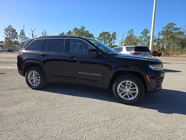 New 2026 Diamond Black Crystal Pearl-Coat Exterior Paint Jeep Laredo X image 2