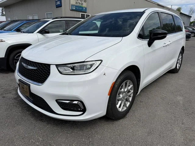 2026 Chrysler Pacifica Select's photo