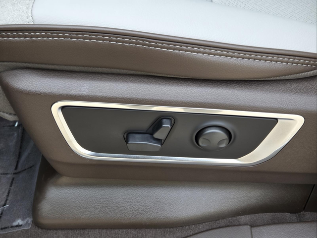 New 2026 Bright White Clear-Coat Exterior Paint RAM Laramie image 14