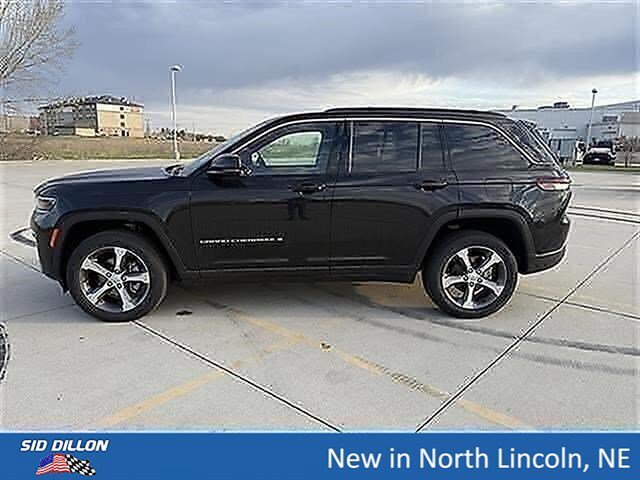 New 2026 Diamond Black Crystal Pearlcoat Jeep Limited image 2