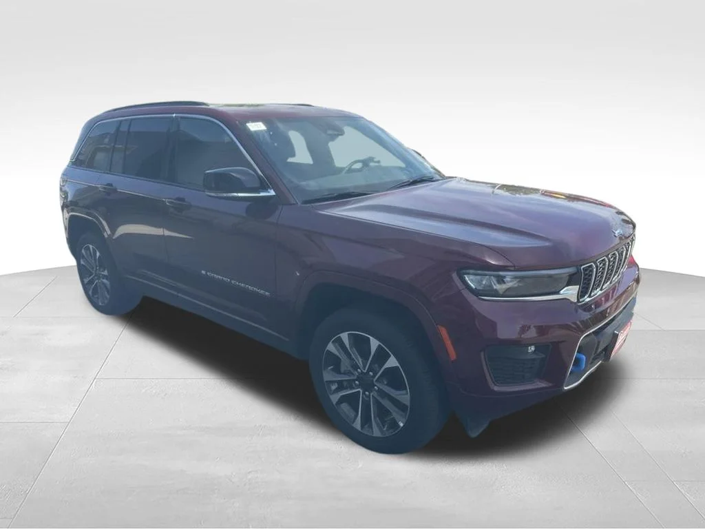 New 2024 Velvet Red Pearl-Coat Exterior Paint Jeep Overland 4xe image 4