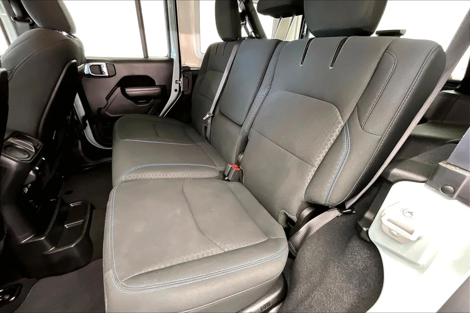 Used 2024 Earl Clearcoat Jeep Rubicon 4xe image 19