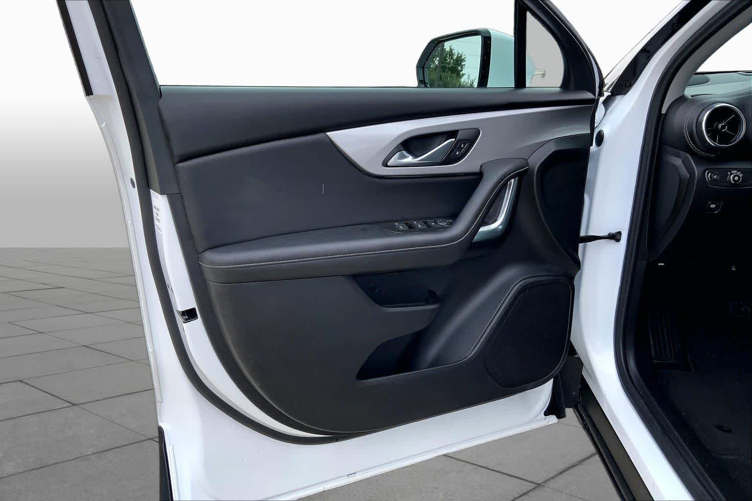 Used 2025 Summit White Chevrolet LT image 21