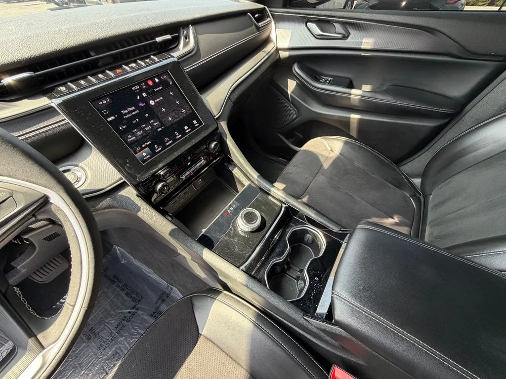 Used 2023 Silver Jeep Altitude image 21