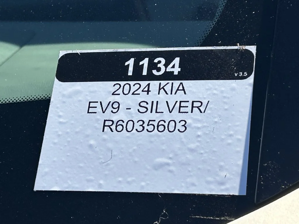 Used 2024 Ivory Kia Wind image 31