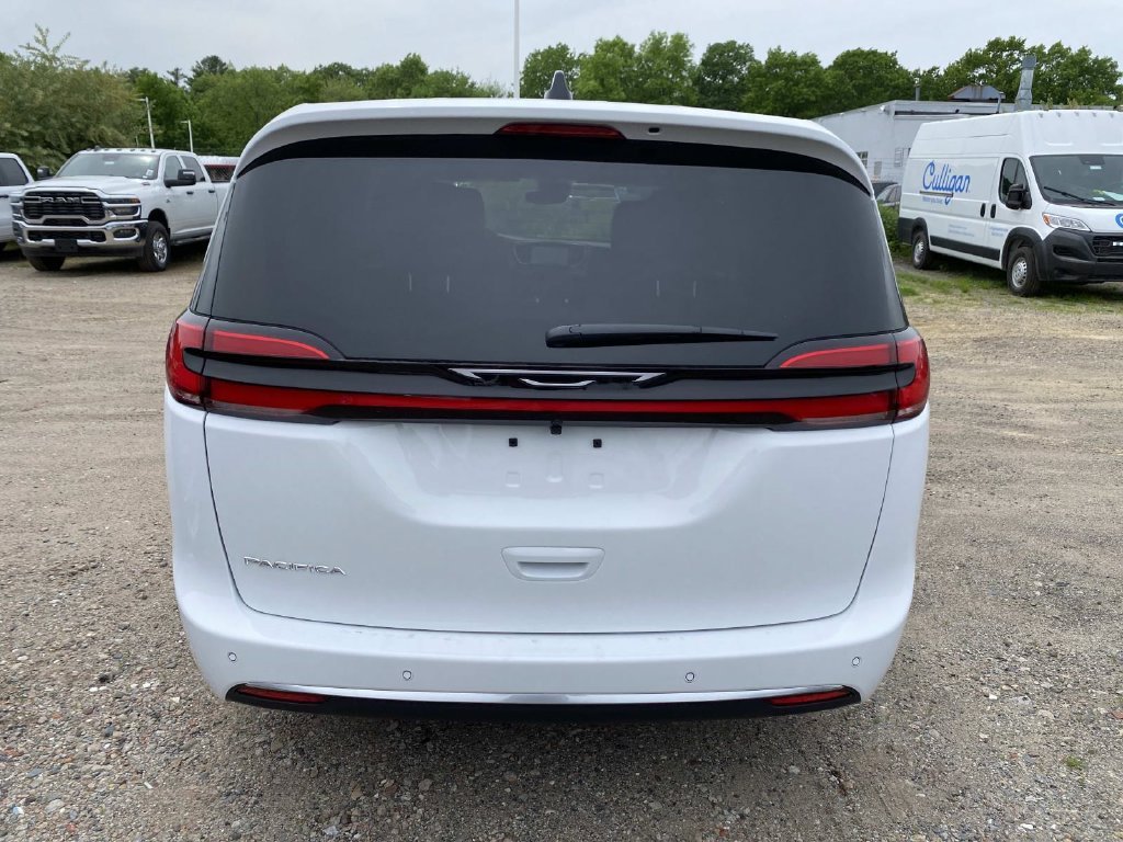 New 2027 Bright White Clear-Coat Paint Chrysler Select image 4