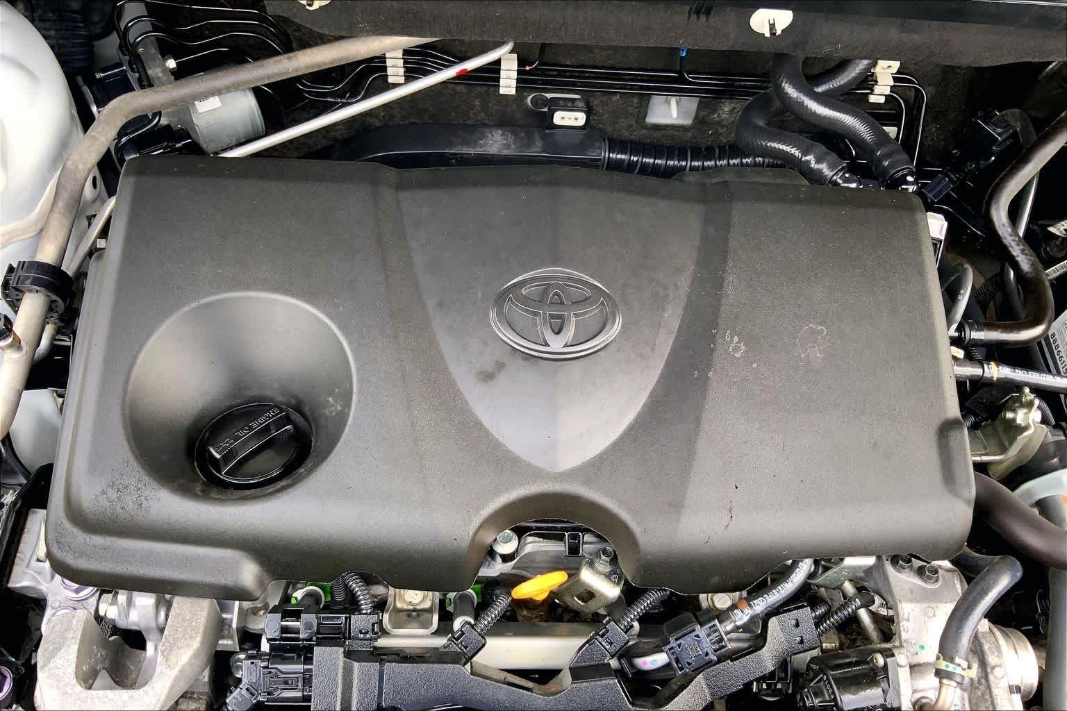 Used 2022 White Toyota LE image 32
