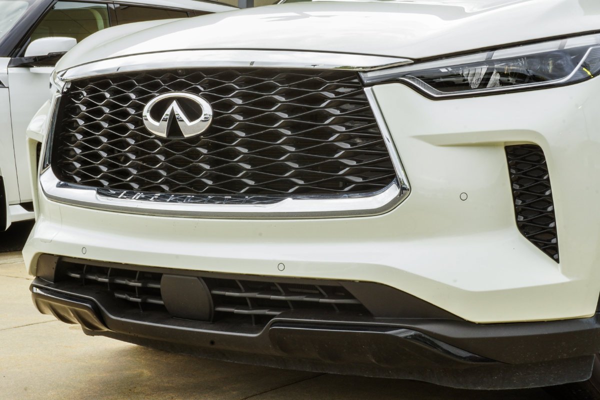 Used 2023 White INFINITI LUXE image 2