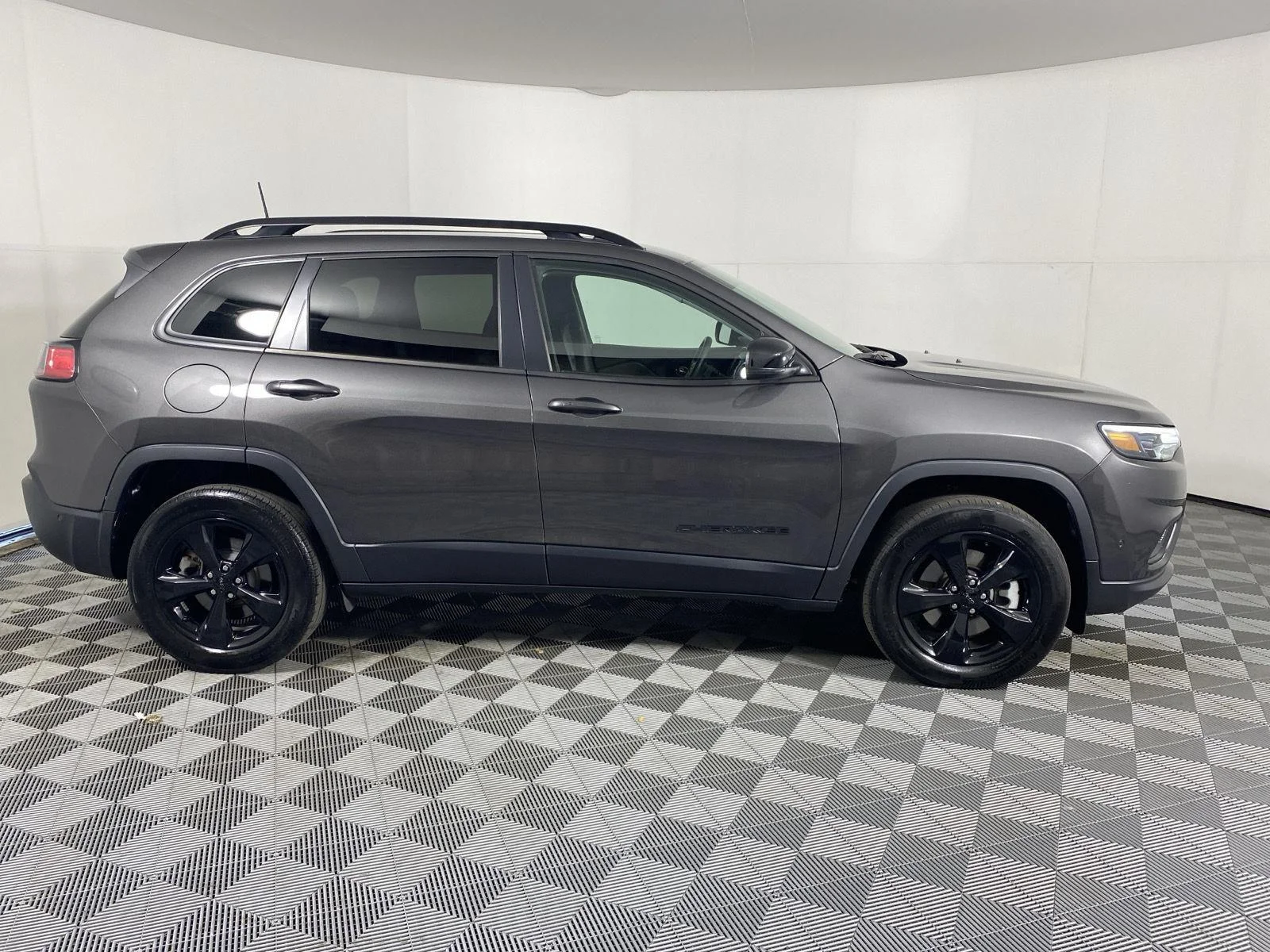 Used 2023 Granite Crystal Metallic Clearcoat Jeep Altitude Lux image 10