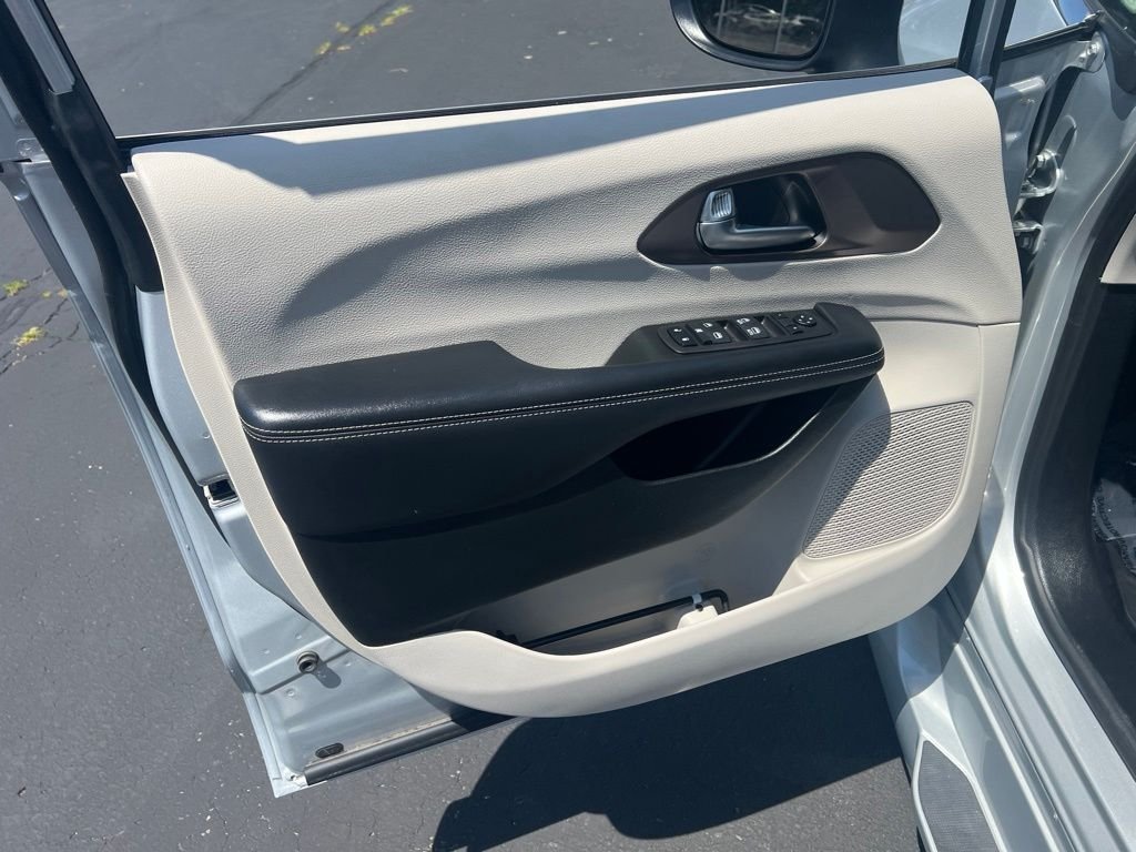 Used 2023 Silver Chrysler LX image 16