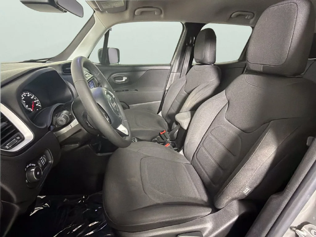 Used 2021  Jeep Latitude image 18