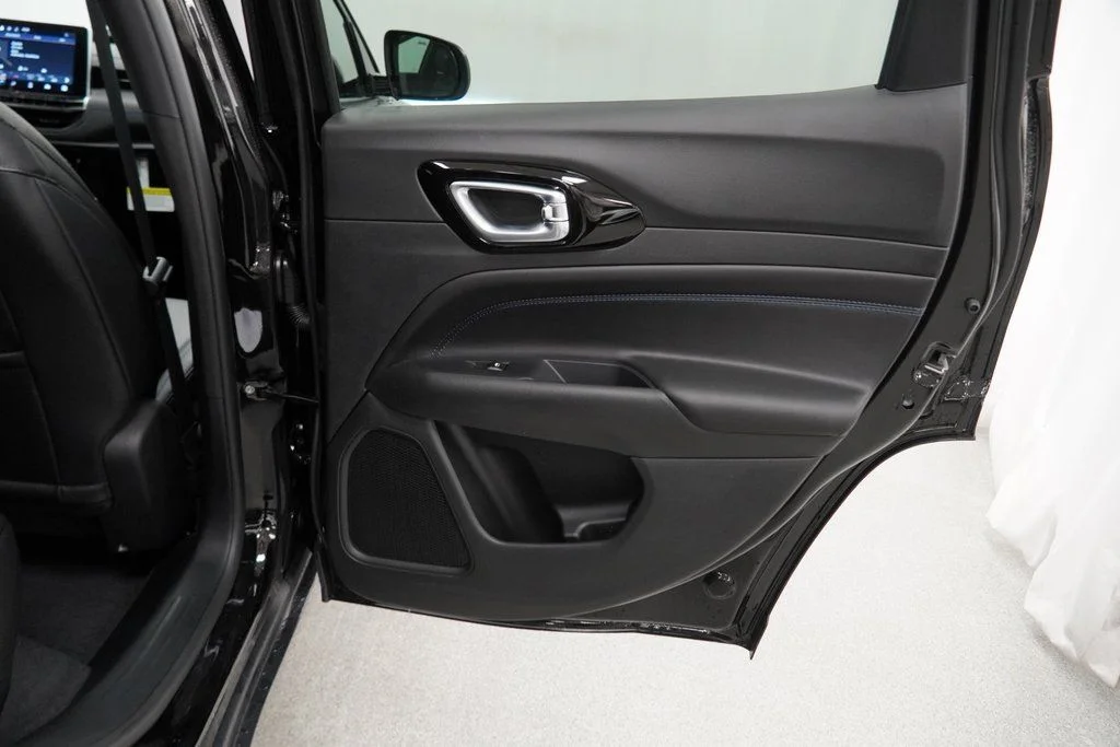 New 2026 Diamond Black Crystal Pearlcoat Jeep Latitude image 33