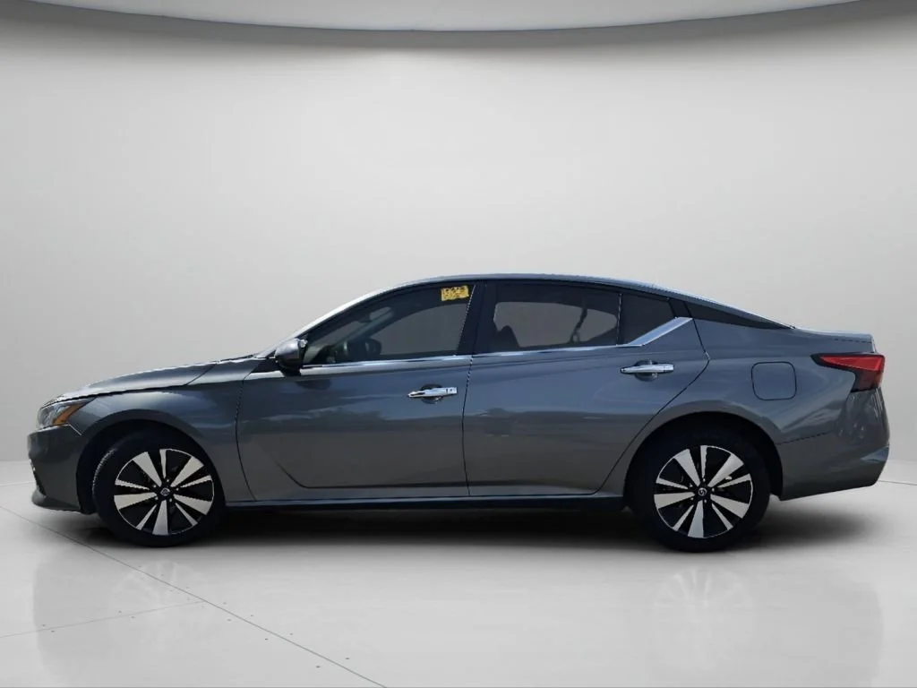 Used 2022 Gun Metallic Nissan 2.5 SV image 21