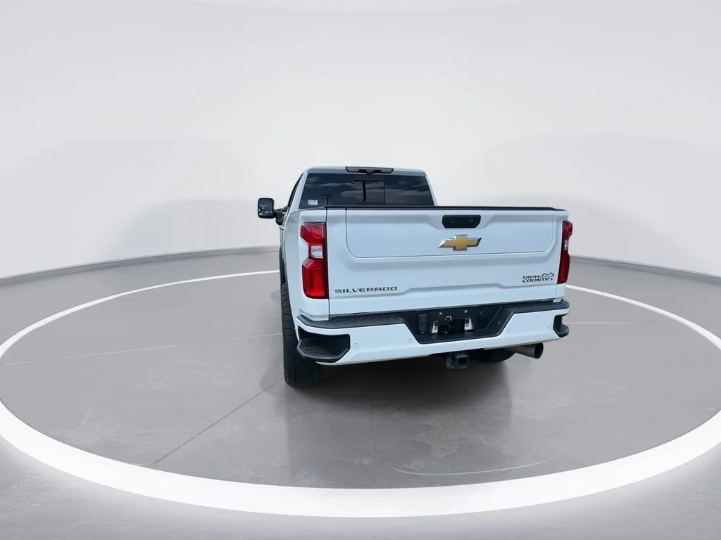 Used 2022 White Chevrolet High Country image 7