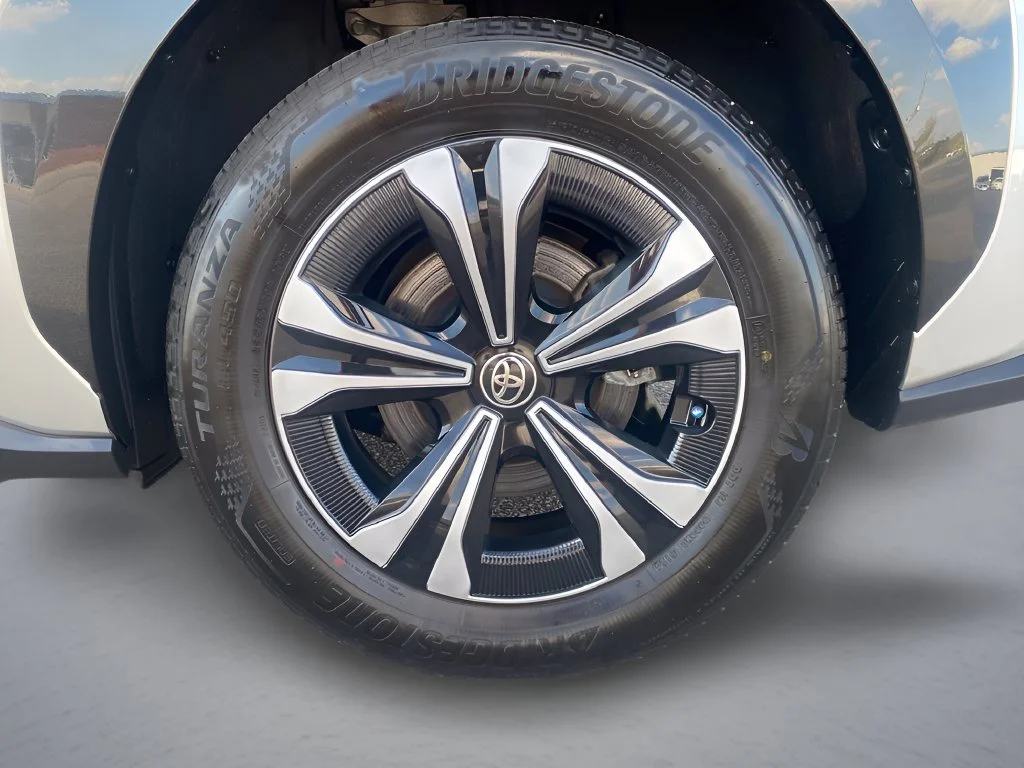 Used 2025 Silver Toyota XLE image 39