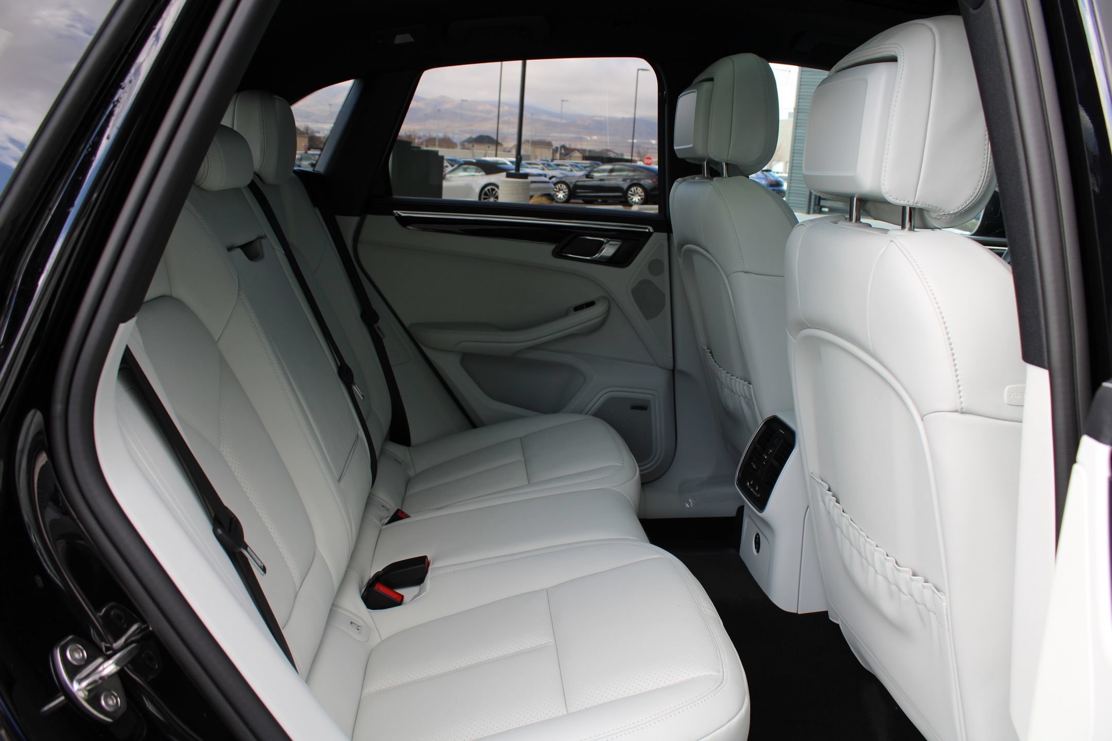 2026 Porsche Macan T - Photo 24