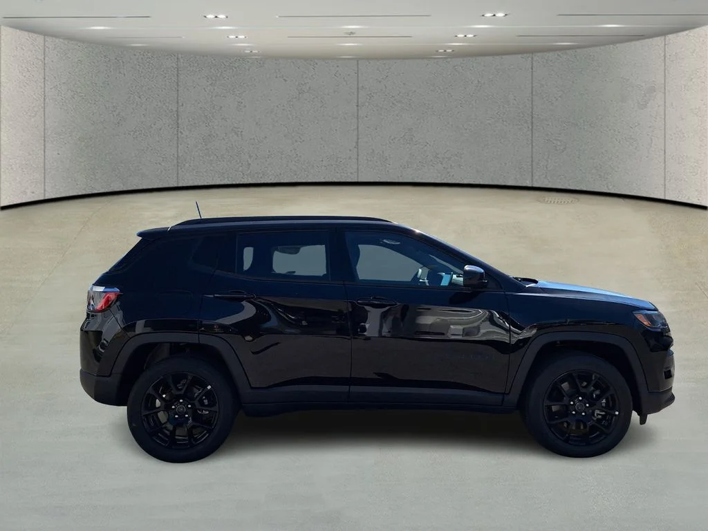New 2026 Diamond Black Crystal Pearlcoat Jeep Latitude image 4