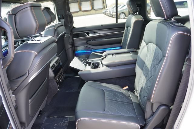 New 2026 Bright White Clear-Coat Exterior Paint Jeep Summit Reserve image 11
