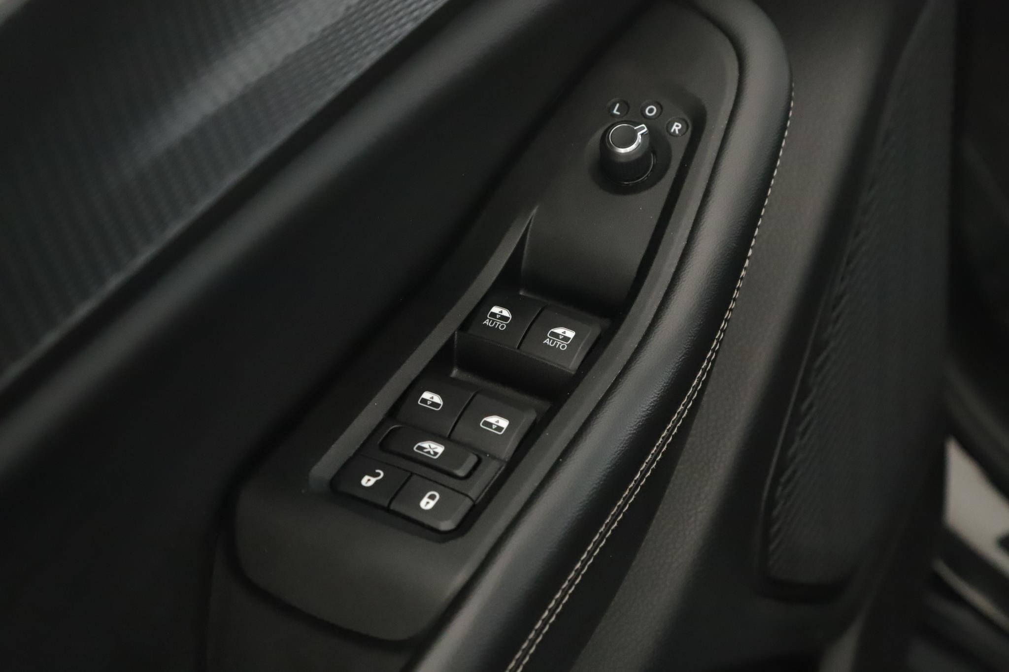 Used 2023 Diamond Black Crystal Pearlcoat Jeep Altitude 4x4 image 9