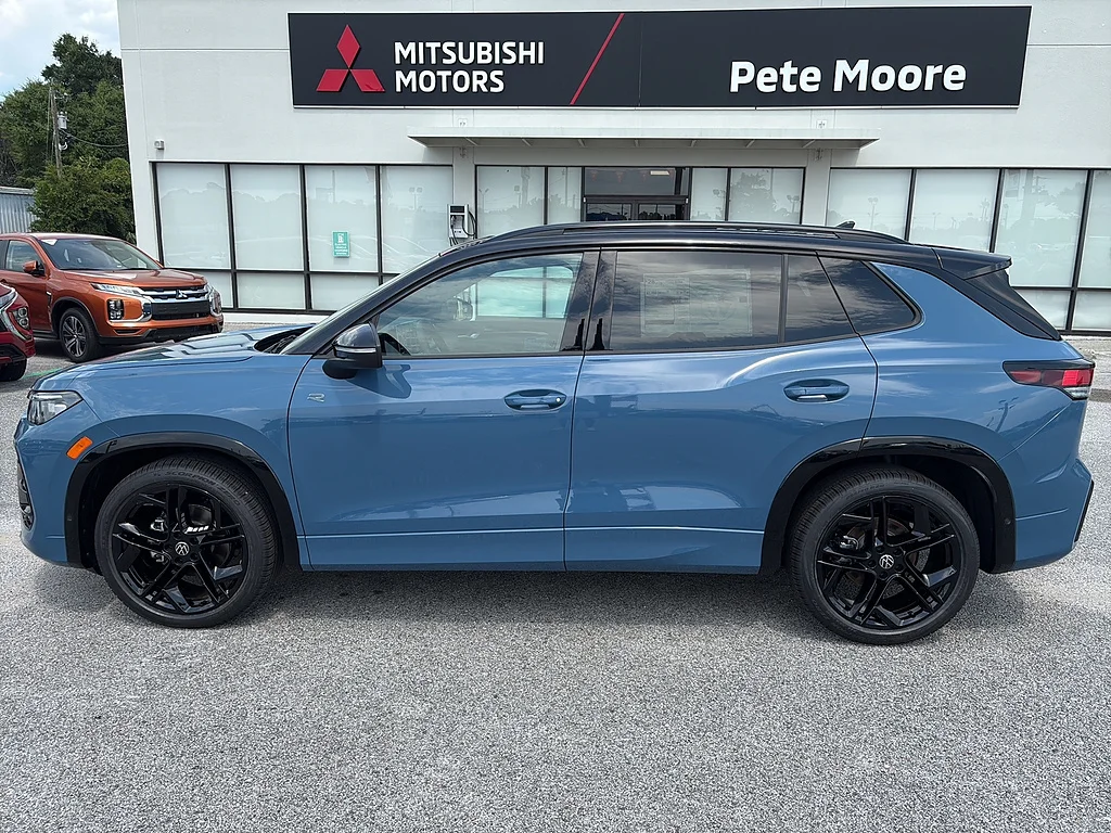 New 2026 Monterey Blue w/ Deep Black Roof Volkswagen SE R-Line Black FWD image 3