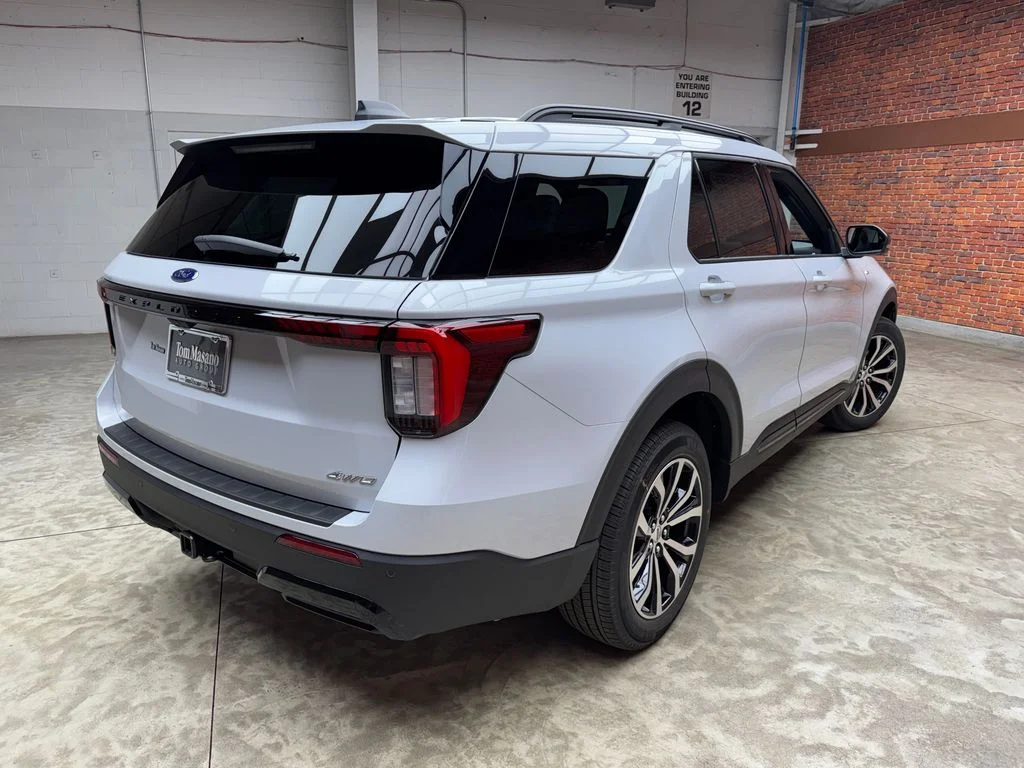 New 2026 Space White Metallic Ford ST-Line image 6