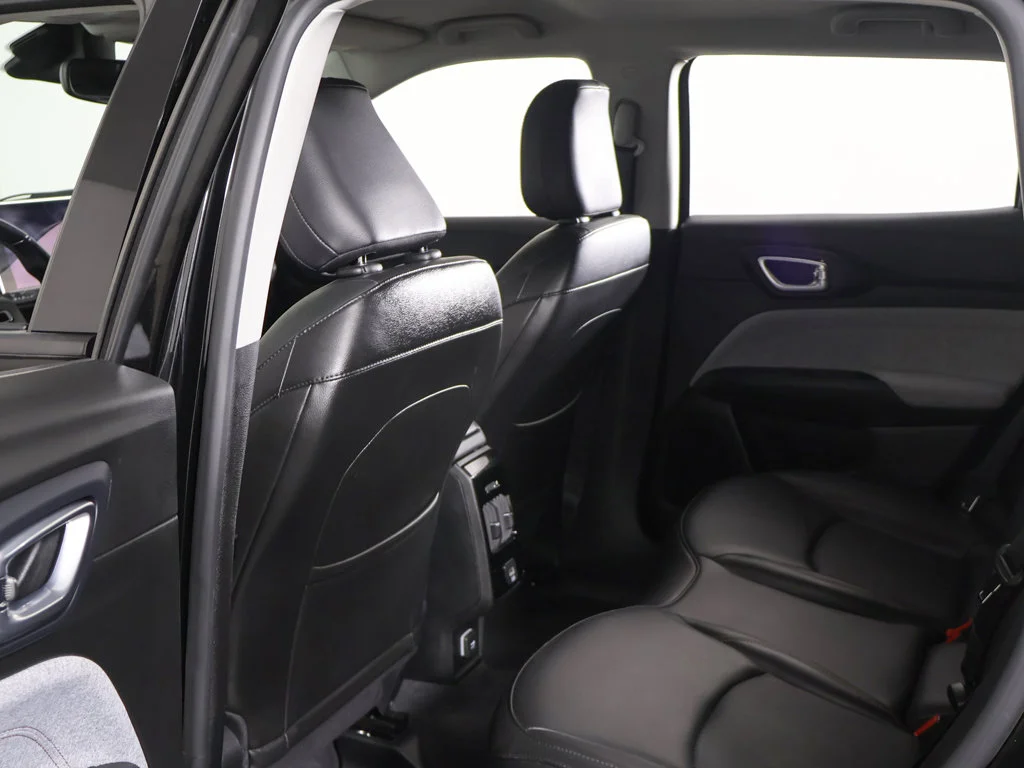 Used 2022 Black Jeep Latitude Lux image 25