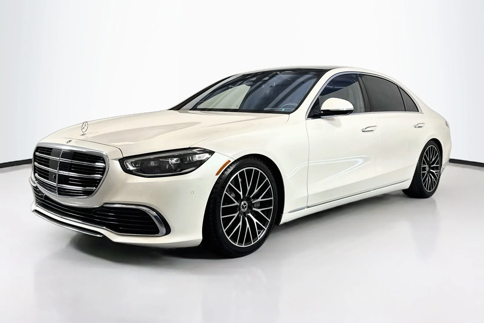Used 2023 Manufaktur Diamond White Mercedes-Benz S 580 image 1