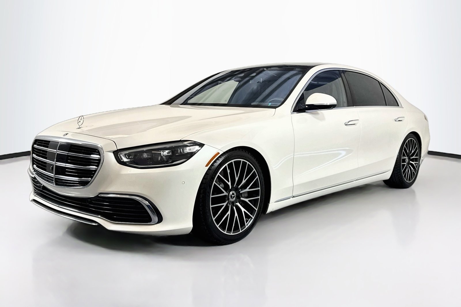 Used 2023 Manufaktur Diamond White Mercedes-Benz S 580 image 1