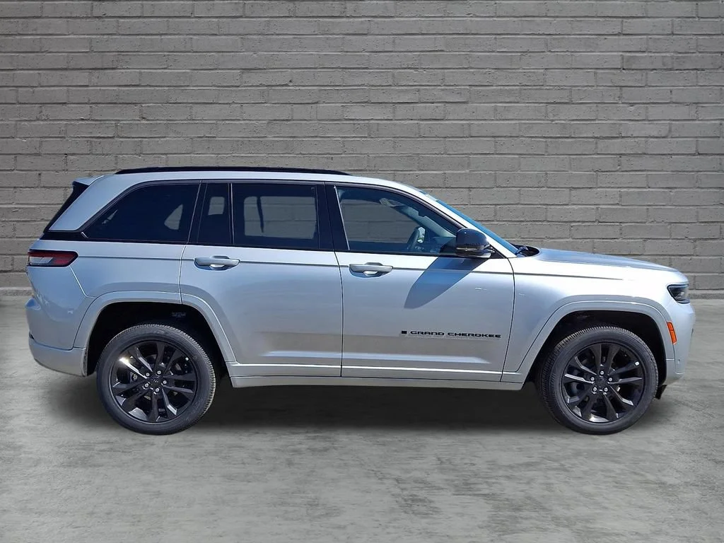 New 2026 Silver Zynith Jeep Limited Reserve image 9