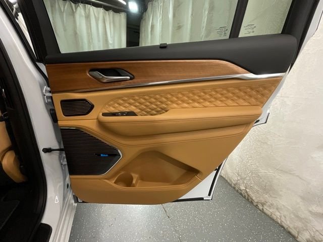 New 2026 Bright White Clear-Coat Exterior Paint Jeep Summit image 25