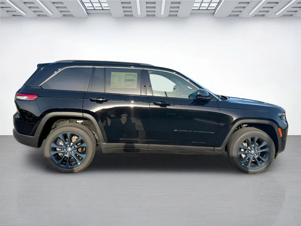 New 2026 Diamond Black Crystal Pearl-Coat Exterior Paint Jeep  image 2