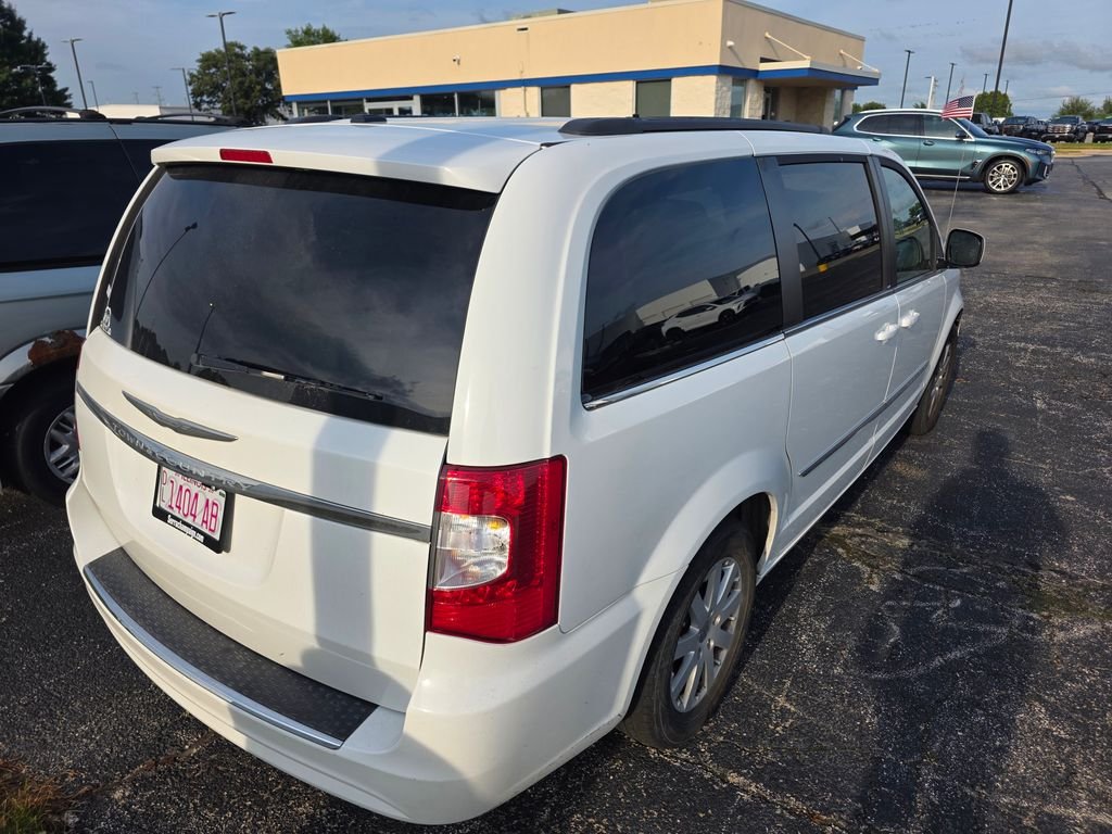 Used 2014 Bright White Clearcoat Chrysler Touring image 5