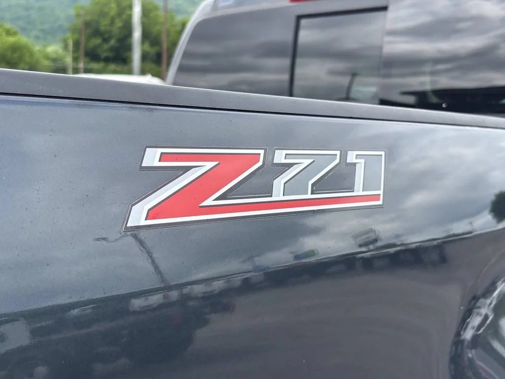Used 2018 GRAPHITE METALLIC Chevrolet 2WD Z71 image 35