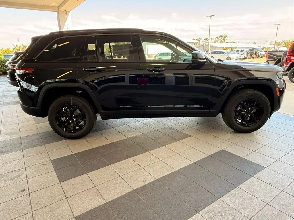 New 2026 Diamond Black Crystal Pearl-Coat Exterior Paint Jeep Altitude image 3