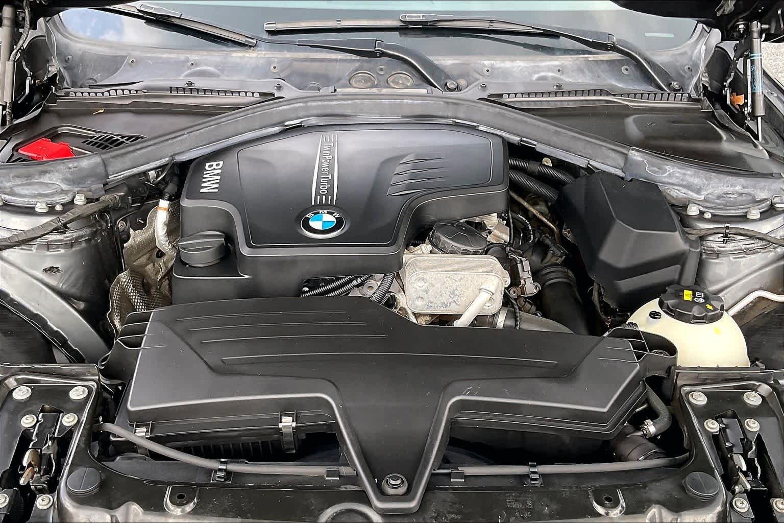Used 2018 Mineral Gray Metallic BMW 320i xDrive image 33