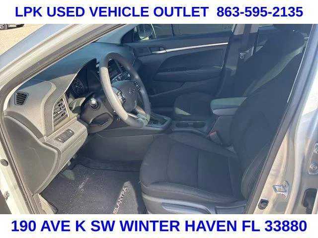 Used 2019 Silver Hyundai SE image 9