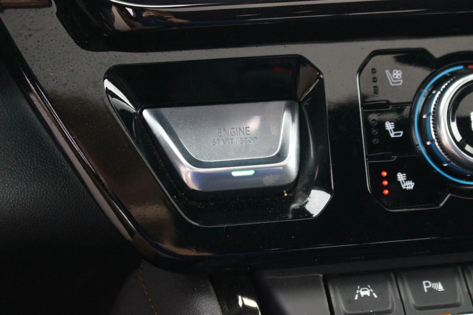 Used 2025 Sterling Metallic GMC AT4 image 30