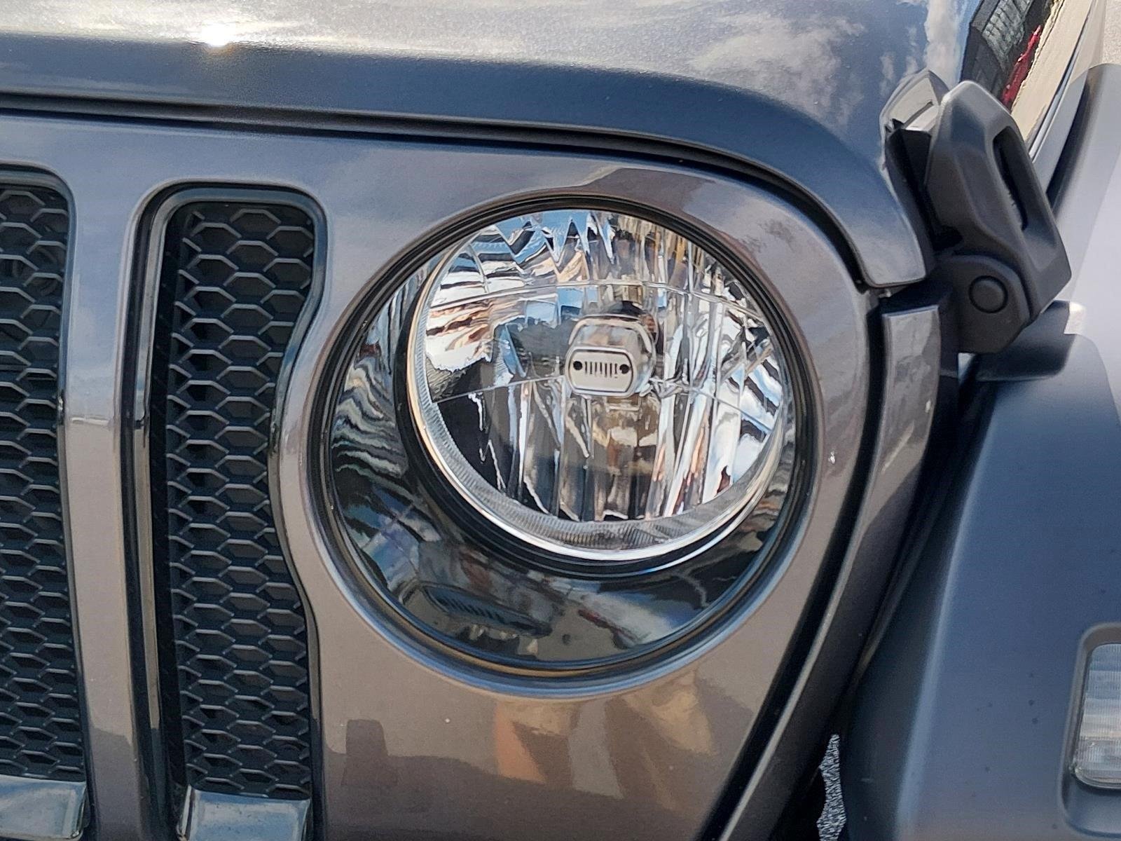 Used 2020 Granite Crystal Metallic Clearcoat Jeep Sport Altitude image 10