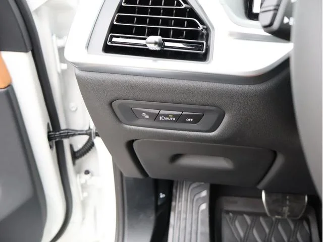 New 2026 Mineral White Metallic BMW xDrive40i image 37